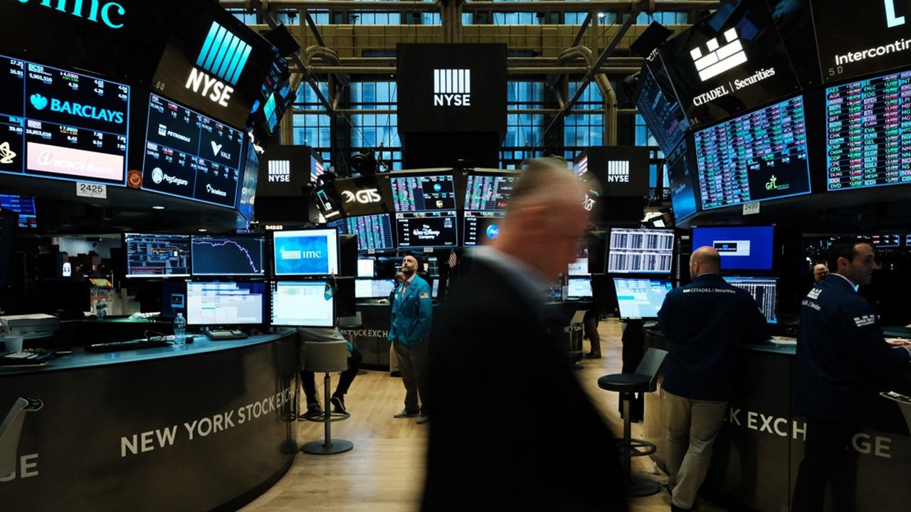 Le parquet du New York Stock Exchange, entre écrans de cotations et opérateurs de marché.